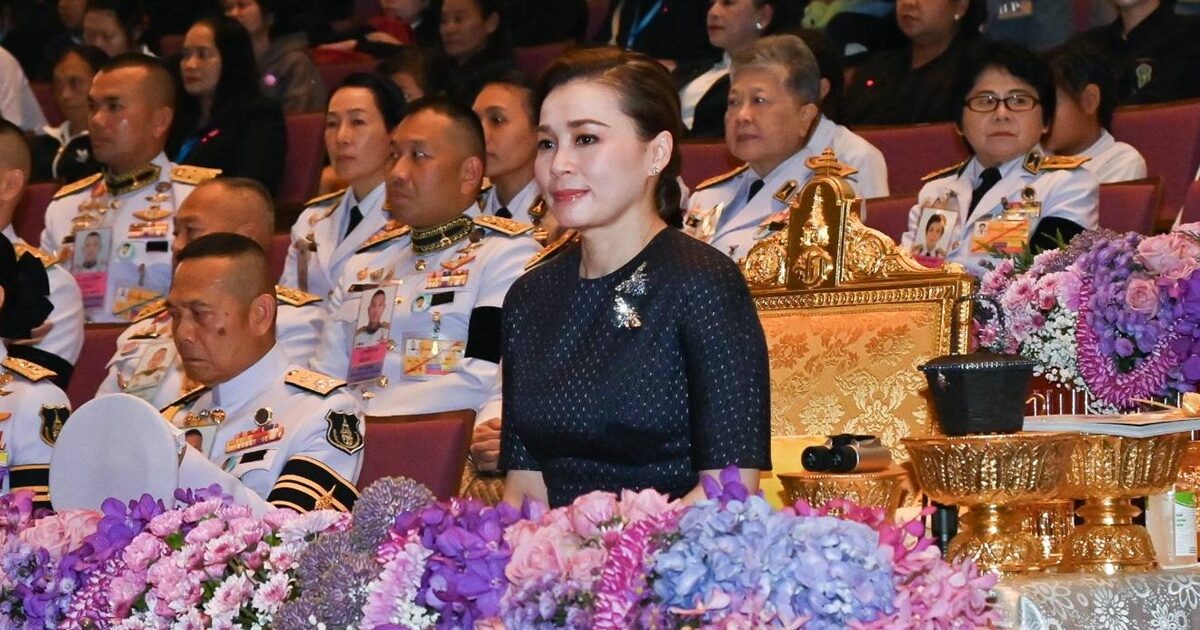 ‘พระราชินี’ ทอดพระเนตรการแสดงรอบเยาวชนเฉลิมพระเกียรติ เรื่อง ‘อลิซ อิน วันเดอร์แลนด์’