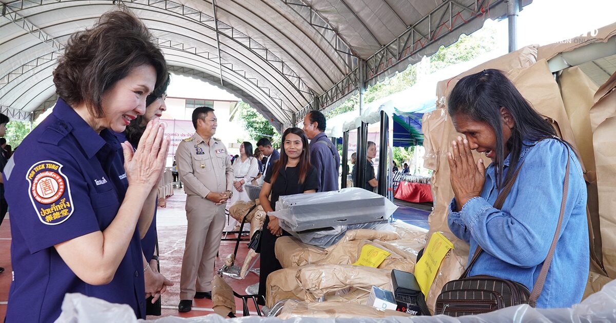 มูลนิธิป่อเต็กตึ๊ง นำหน่วยแพทย์บริการปชช.ฟรี มอบอุปกรณ์ประกอบอาชีพสตรี บุรุษ พ่อเลี้ยงเดี่ยว