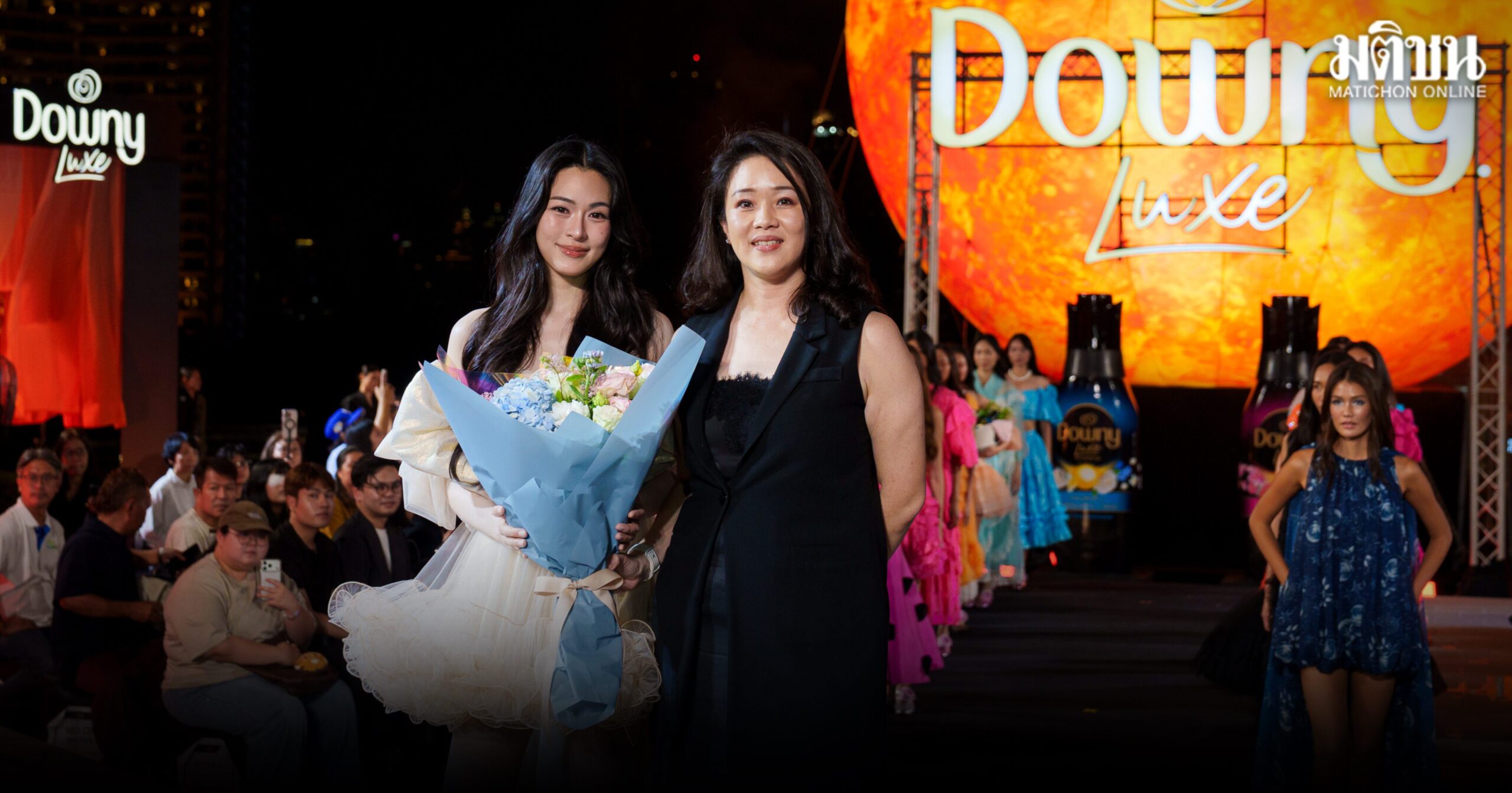 ยิ่งใหญ่ริมเจ้าพระยา ‘หลิงหลิง’ เปิดรันเวย์ DOWNY LUXE SUNWAY หนุนดีไซเนอร์ไทยสู่สากล