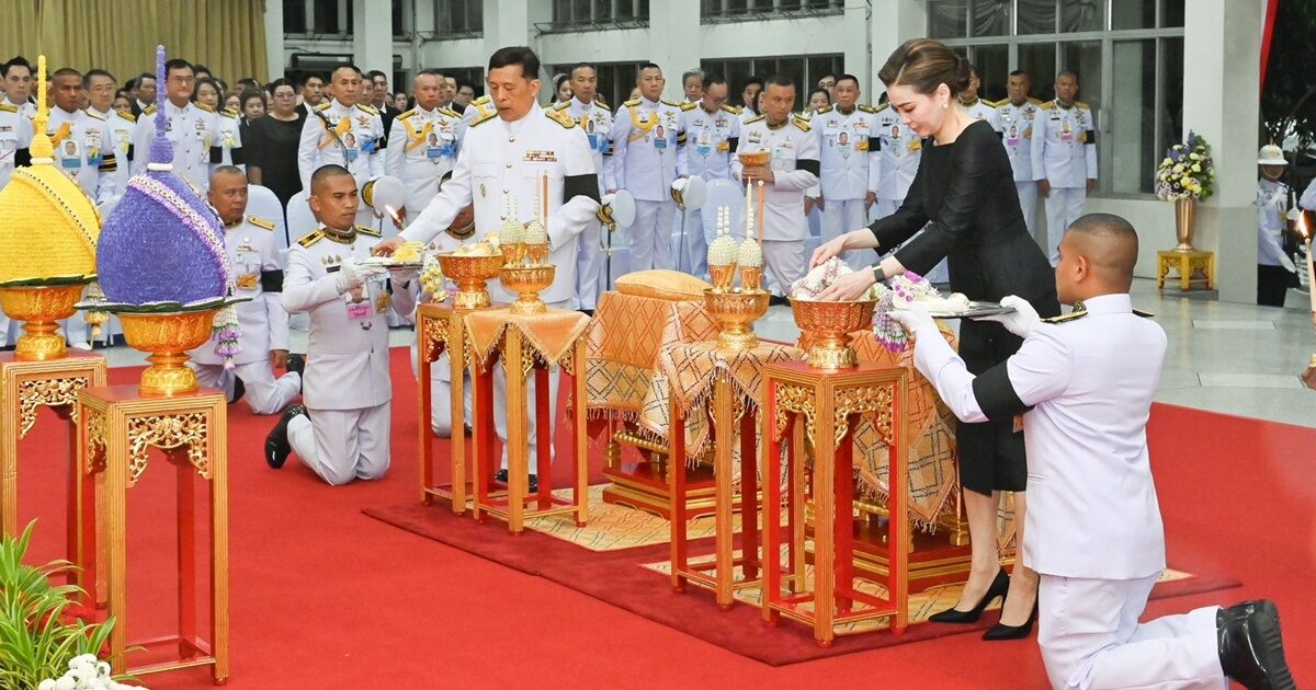 ในหลวง พระราชินี เสด็จฯ ไปทรงวางพวงมาลา เนื่องใน ‘วันมหิดล’ ประจำปีพุทธศักราช 2569