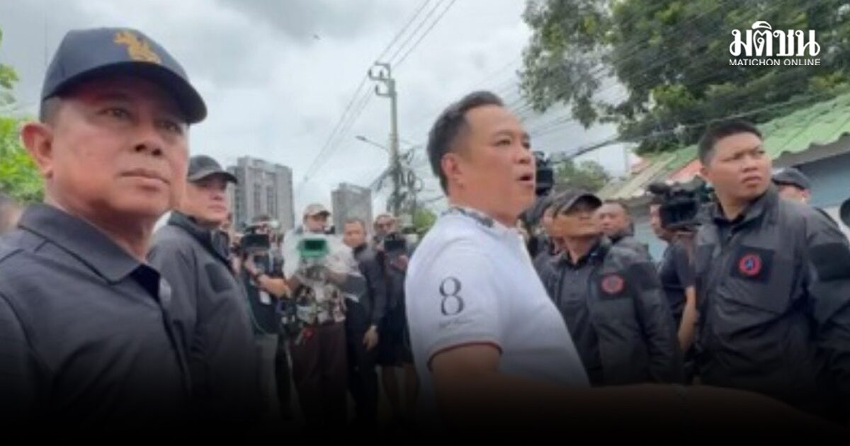 ปชช.ริมคลองเปรม ตะโกนใส่ อนุทิน “รวยไม่ไหว” เลือกมากับมือ ขออุ้มลงเรือดูสภาพน้ำท่วม