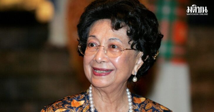 FILE PHOTO: Hasmah Mohamad Ali, wife of Malaysia's former PM Mohamad, smiles as she arrives for closing dinner of Langkawi International Dialogue 2007 in Langkawi เมียมหาธีร์