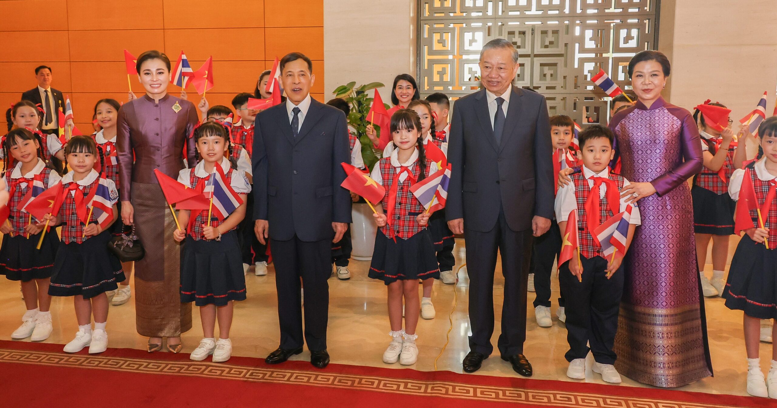 ประมวลภาพ ในหลวง-พระราชินี ทรงร่วมพิธีรับเสด็จอย่างเป็นทางการ โอกาสเยือนเวียดนาม