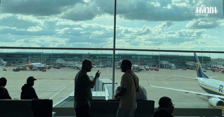 FILE PHOTO: UK air traffic restricted due to a technical issue causing delays