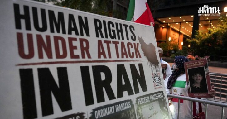 Iranian Americans hold a candlelight vigil outside the United Nations headquarters in New York City