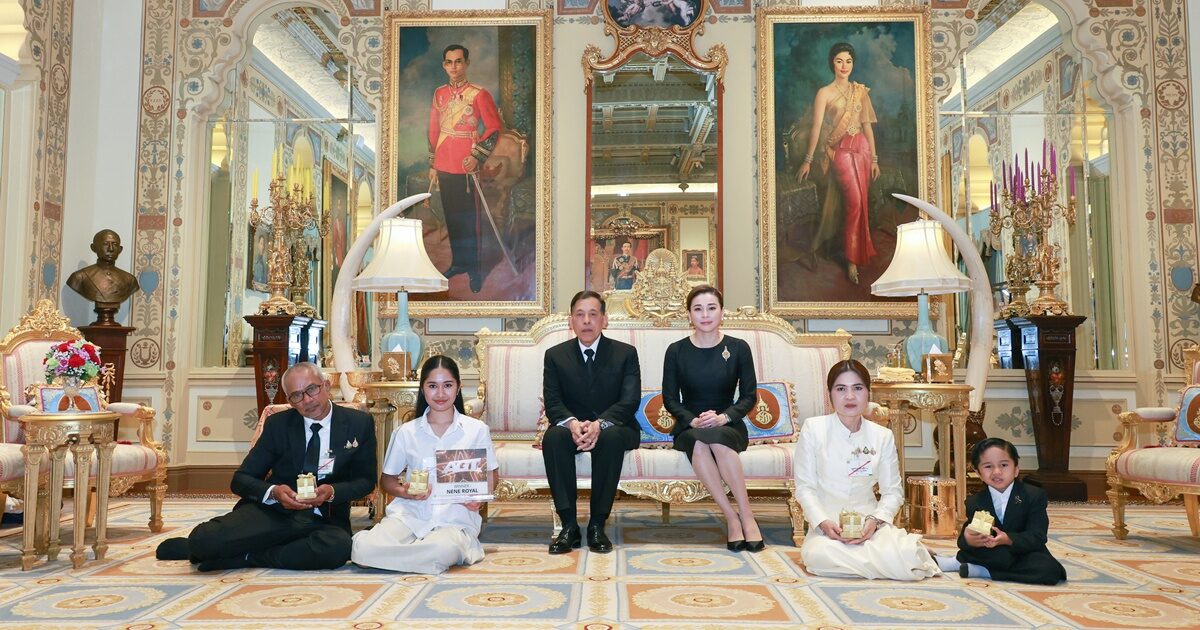 ในหลวง-พระราชินี พระราชทานพระบรมราชวโรกาสให้ เนเน่ และครอบครัว เฝ้าฯ
