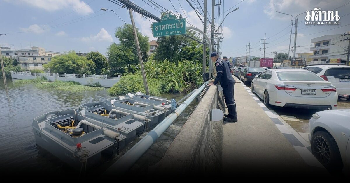 เริ่มแล้ว! ทร.เดินเครื่องเรือผลักดันน้ำลาดกระบัง เร่งระบายน้ำช่วยประชาชน