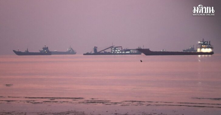 FILE PHOTO: Vessels in the Strait of Hormuz near the beach of Bandar Abbas