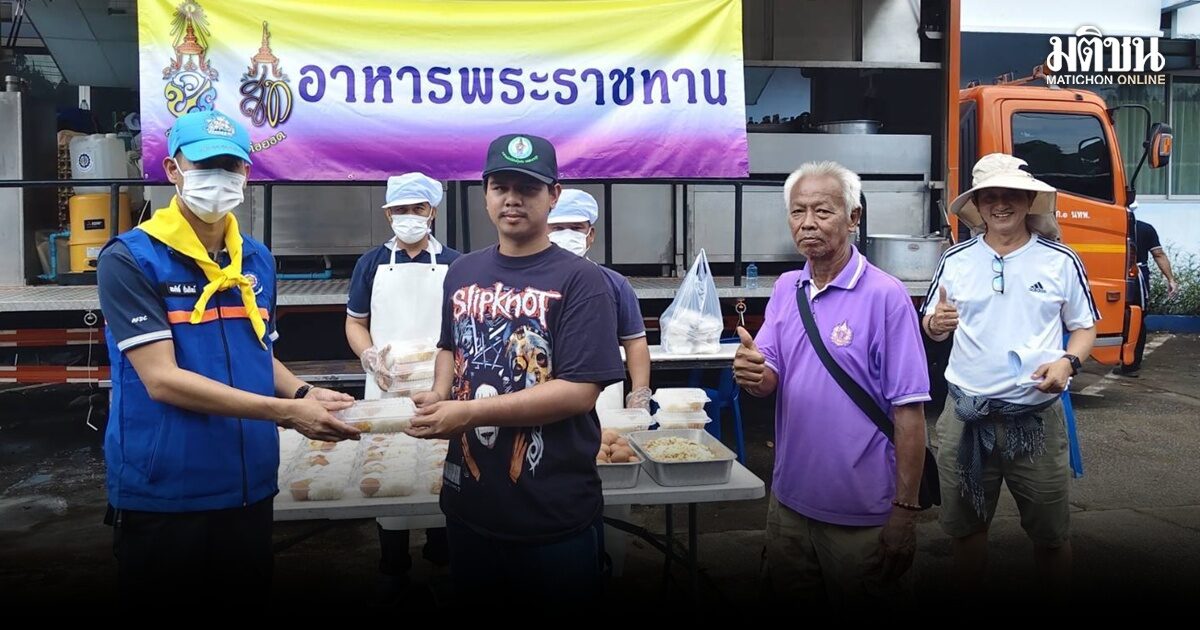 นพค.15 ลุยช่วยคนกรุง ตั้งครัวสนามพระราชทาน รร.ศรีพฤฒา 500 กล่องต่อมื้อ