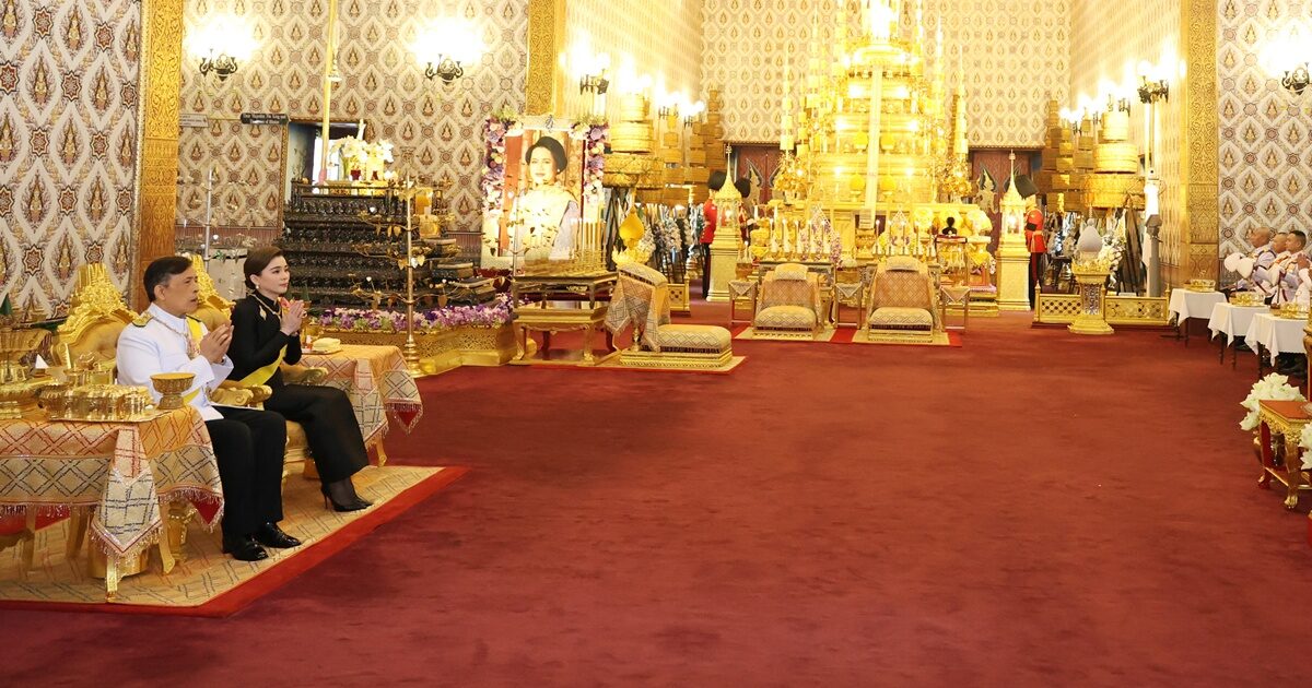ในหลวง-พระราชินี ทรงบำเพ็ญพระราชกุศลครบรอบ 1 ปี วันสวรรคต ‘สมเด็จพระพันปีหลวง’