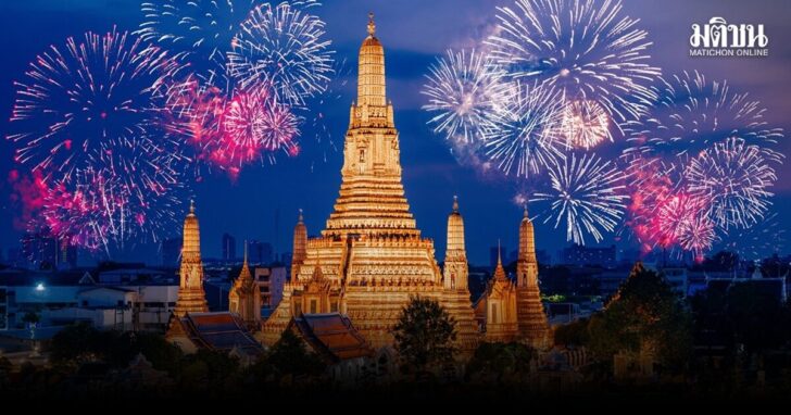 Amazing,Fireworks,Display,Over,Beautiful,Wat,Arun,Ratchawararam,Temple,Night