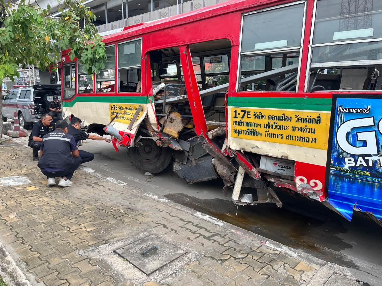 รถเมล์ครีมแดงเสียหลัก