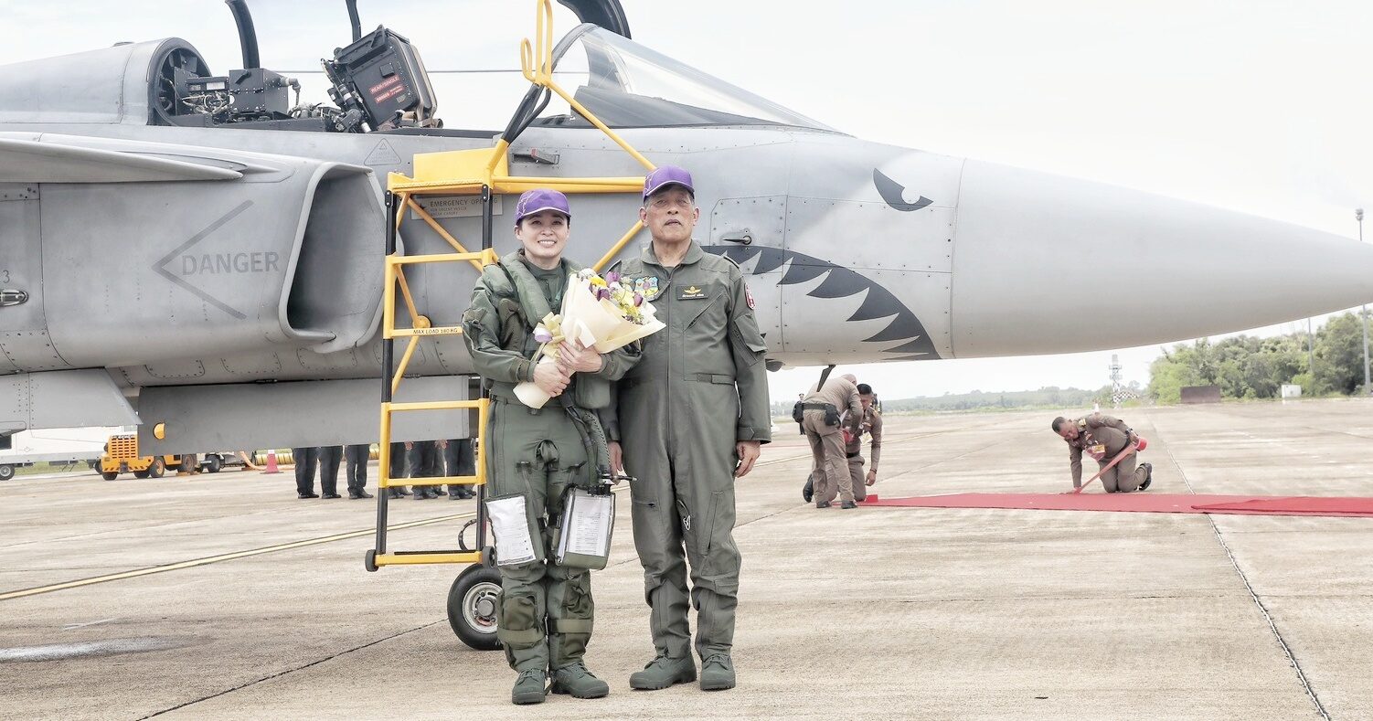 ในหลวง ทอดพระเนตร พระราชินี ทรงฝึกบินเดี่ยว Gripen  เป็นครั้งแรก และพระราชทานช่อดอกไม้เป็นกำลังใจ