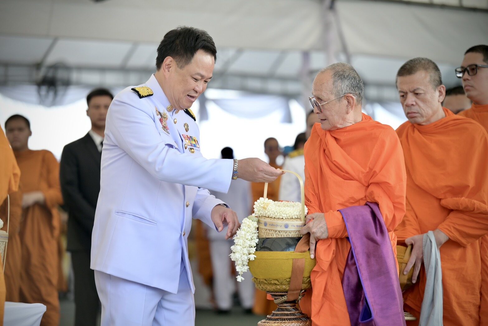 ครบ 1 ปีวันสวรรคตพระพันปีหลวง นายกฯ นำทำบุญตักบาตร