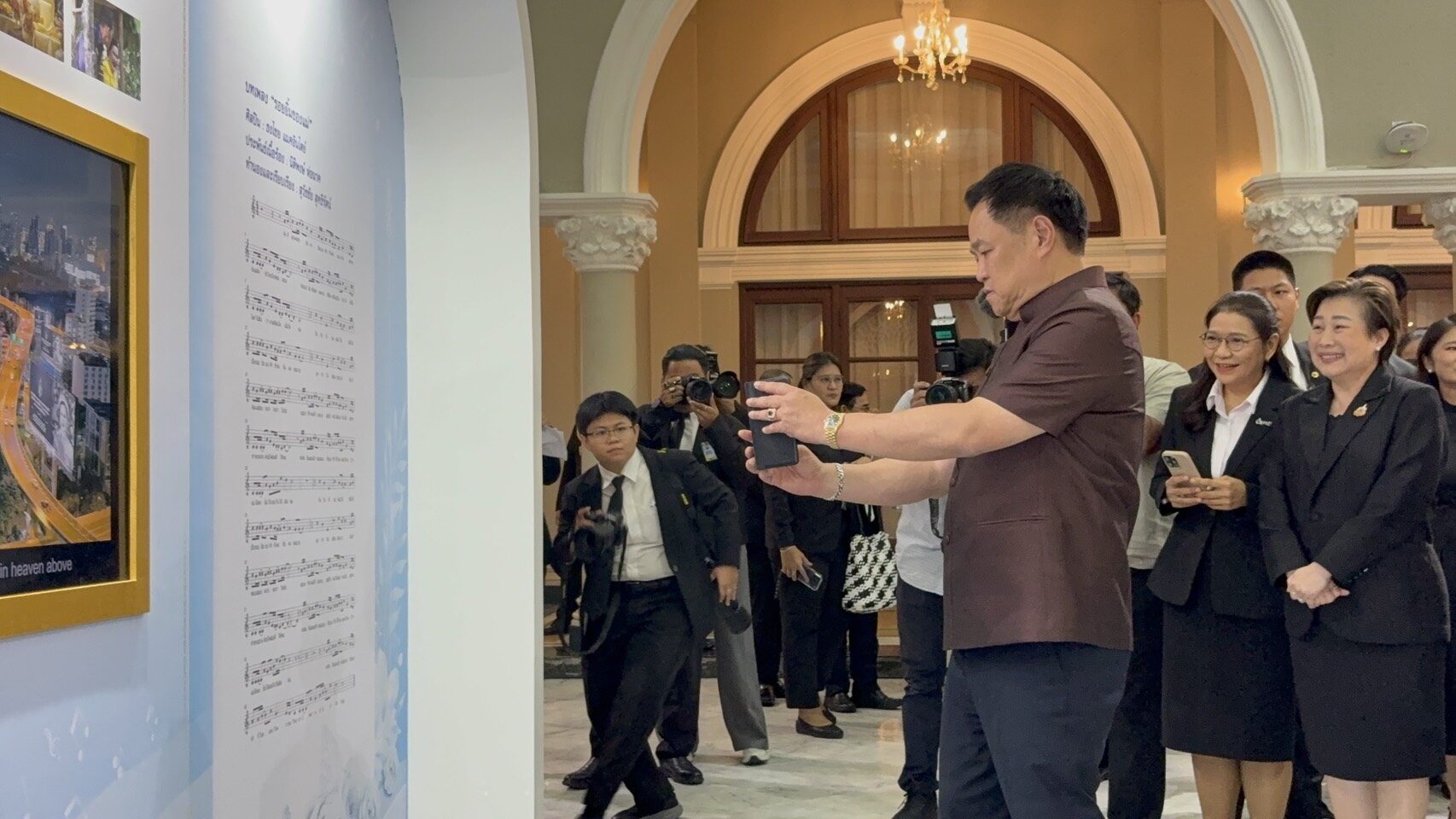 นายกฯ แถลงเปิดบทเพลง "รอยยิ้มของแม่" น้อมรำลึกพระพันปีหลวง เบิร์ด ธงไชย ขับร้อง