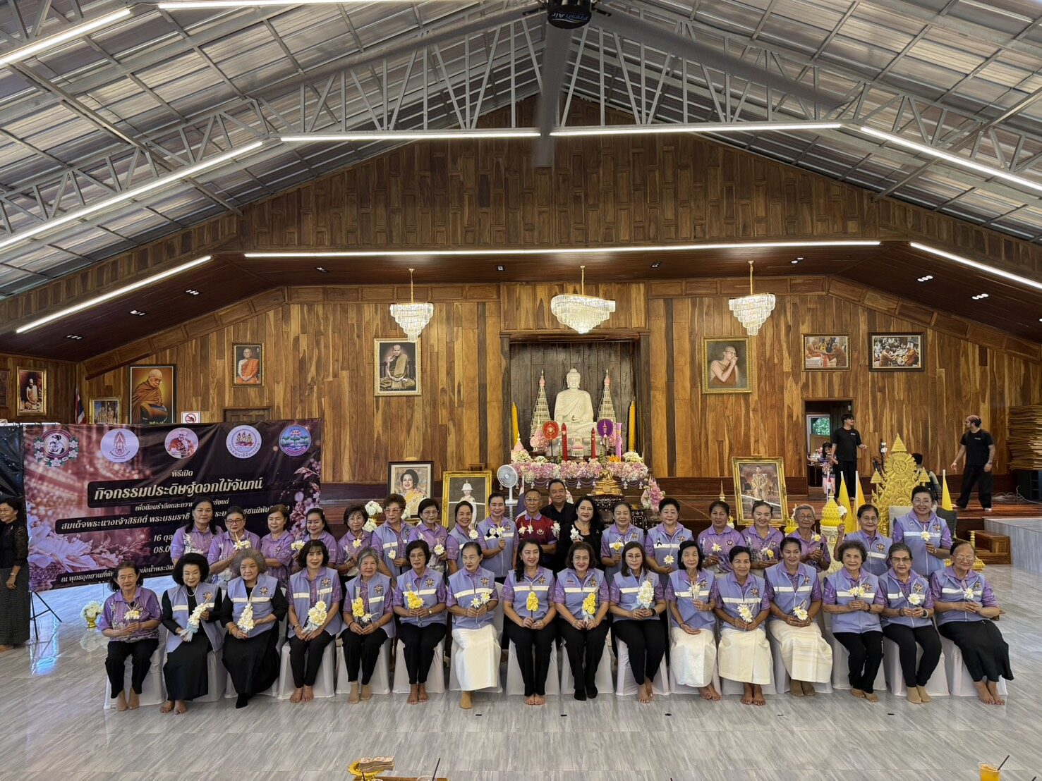 สภาสังคมสงเคราะห์ฯ ผนึก มพม. กพร. ประดิษฐ์ดอกไม้จันทน์ถวายความอาลัยฯ สมเด็จพระบรมราชชนนีพันปีหลวง