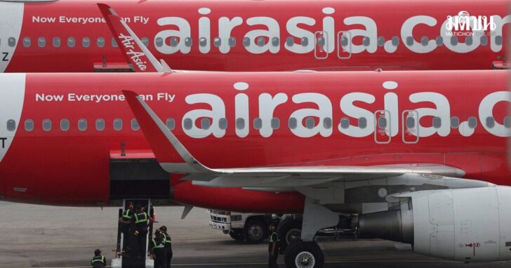 FILE PHOTO: Ground crews work on an AirAsia plane at Kuala Lumpur International Airport Terminal 2 (KLIA2) in Sepang