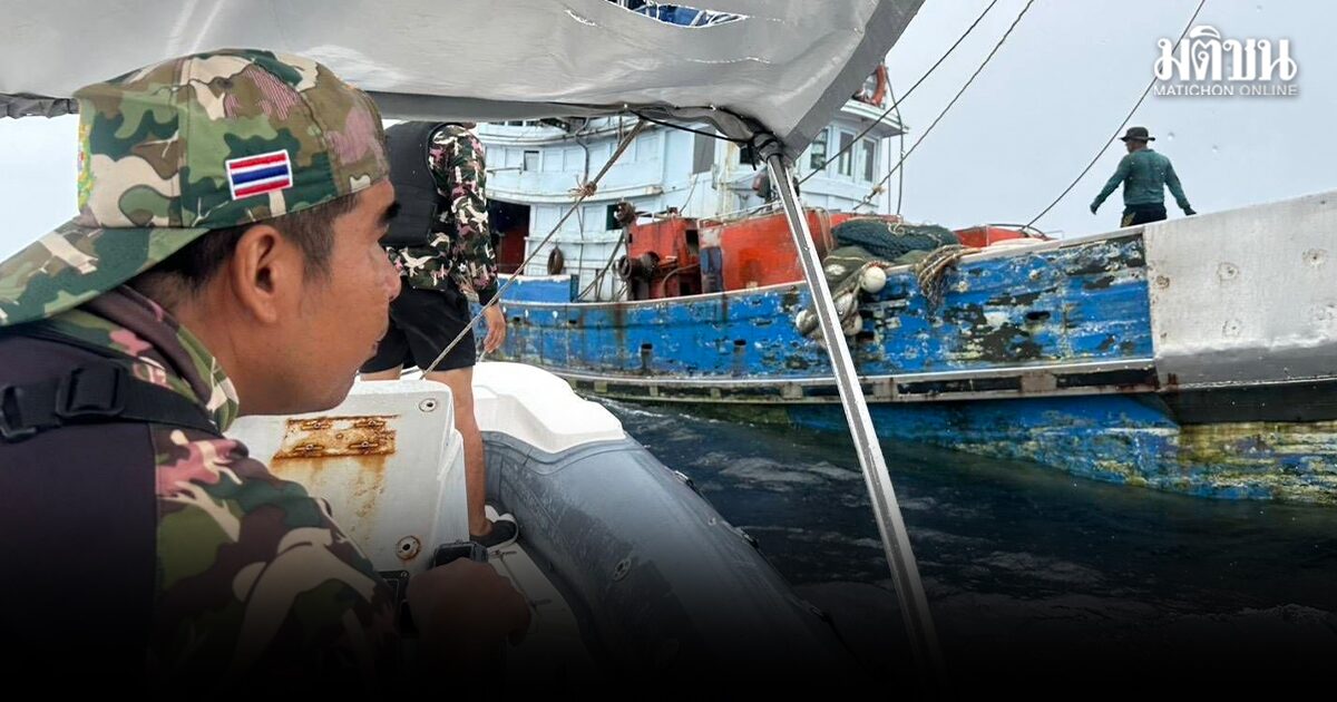 ระทึก! เรือหัวโทงล่ม 7 นักตกปลาลอยกลางทะเลตรัง เสื้อชูชีพพารอดยกทีม ศรชล.ภาค 3 เผยนาทีกู้ชีวิต 